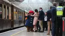 Kate Middleton asyik berdansa dengan seorang aktor yang mengenakan kostum Paddington di stasiun kereta Paddington, London, Senin (16/10). Ini merupakan kemunculan kedua Kate di publik sejak pengumuman kehamilan ketiganya. (Jonathan Brady/Pool via AP)