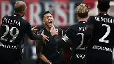 Pemain AC Milan,  Giacomo Lapadula (tengah) merayakan golnya ke gawang Crotone pada lanjutan Serie A di San Siro Stadium, Milan, (04/12/2016).  (AFP/Marco Bertorello)