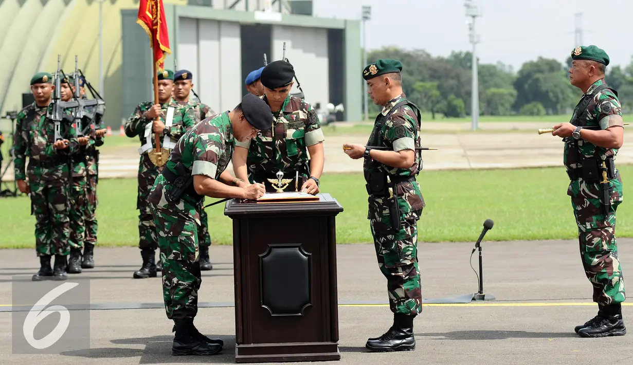 Panglima TNI Jenderal Gatot Nurmantyo (kiri) menandatangani berita acara alih tugas PPRC TNI TA 2016-2018 di Halim Perdanakusuma, Jakarta, Kamis (3/3/2016). Serah tugas PPRC dari Pangdiv II Kostrad ke Pangdiv I Kostrad. (Liputan6.com/Helmi Fithriansyah)