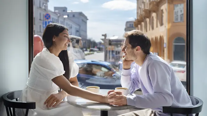 couple juli dekat jendela