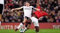 Remaja berusia 17 tahun,&nbsp;Kobbie Mainoo (kanan), menjalani debut bersama Manchester United saat bersua Charlton Athletic pada laga perempat final Carabao Cup musim ini di Old Trafford, Rabu (11/1/2023) dini hari WIB.&nbsp;(AFP/Oli Scarff)