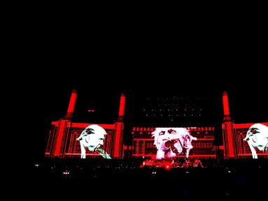  Sebuah layar bergambar capres AS dari partai Republik, Donald Trump saat musisi Roger Waters tampil dalam festival musik Desert Trip di Empire Polo Club di Indio, California AS, (9/10). (REUTERS/Mario Anzuoni)