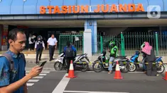 Suasana di sekitar Stasiun Juanda, Jakarta, Senin (9/3/2020). Dirut PT MRT Jakarta William P Sabandar mengatakan PT MRT Jakarta akan melakukan penataan Stasiun Juanda, Stasiun Tanah Abang, Stasiun Senen, dan Stasiun Sudirman. (Liputan6.com/Immanuel Antonius)