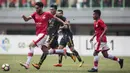 Bek Persija, William Pacheco, menggiring bola saat melawan Borneo FC pada laga Liga 1 di Stadion Patriot Bekasi, Jawa Barat, Minggu (16/7/2017). Persija menang 1-0 atas Borneo FC. (Bola.com/Vitalis Yogi Trisna)