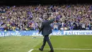 Jose Mourinho memberikan salam kepada suporter, Mourinho dipecat Chelsea setelah kalah dari Leicester City. (AFP Photo/Adria Dennis)
