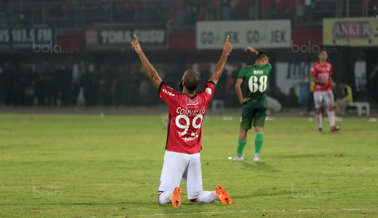 Pemain Bali United, Sylvano Comvalius merayakan kemenangan atas PS TNI pada lanjutan Liga 1 2017 di Stadion Kapten I Wayan Dipta, Gianyar, Bali (20/102017). Bali United menang 2-1. (Bola.com/NIcklas Hanoatubun)