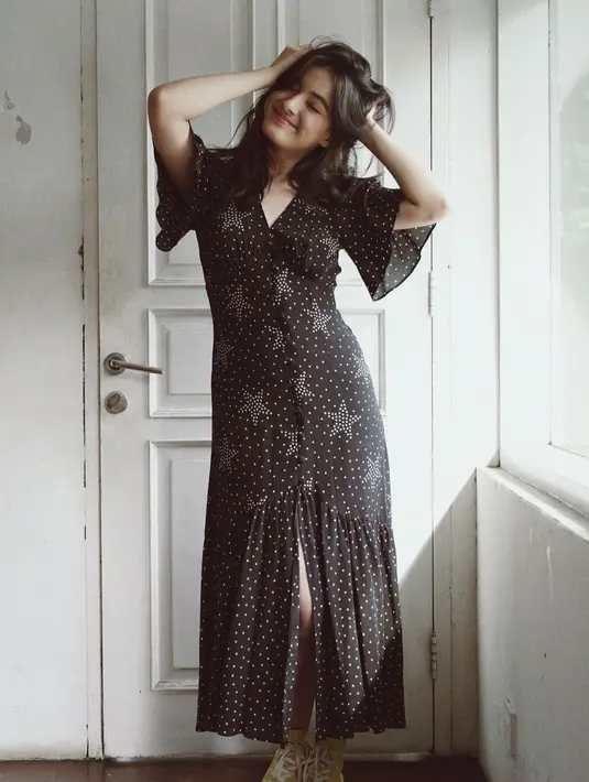 Sepasang sneaker putih memberi kesan fresh saat dipasangkan dengan maxi dress motif bintang (Foto: @mawar_eva)