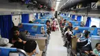 Sejumlah penumpang berada dalam kereta api di Stasiun Pasar Senen, Jakarta, Selasa (16/4). PT KAI Daop 1 Jakarta mengoperasikan 11 KA tambahan guna mengantisipasi melonjaknya penumpang pada libur panjang akhir pekan ini. (Liputan6.com/Herman Zakharia)