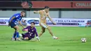 Pemain Dewa United, Alexis Messidoro, mencetak gol ke gawang Tainan City FC pada matchday kedua Grup E AFC Challenge League 2025/2026 di Stadion Indomilk Arena, Rabu (29/10/2025) malam WIB. (Bola.com/M Iqbal Ichsan)