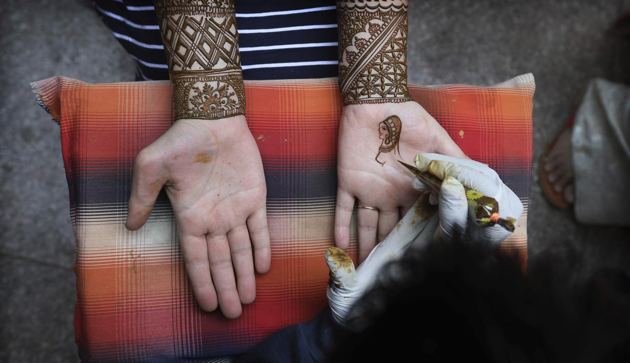 FOTO Jelang Festival Karva Chauth Perempuan di India 