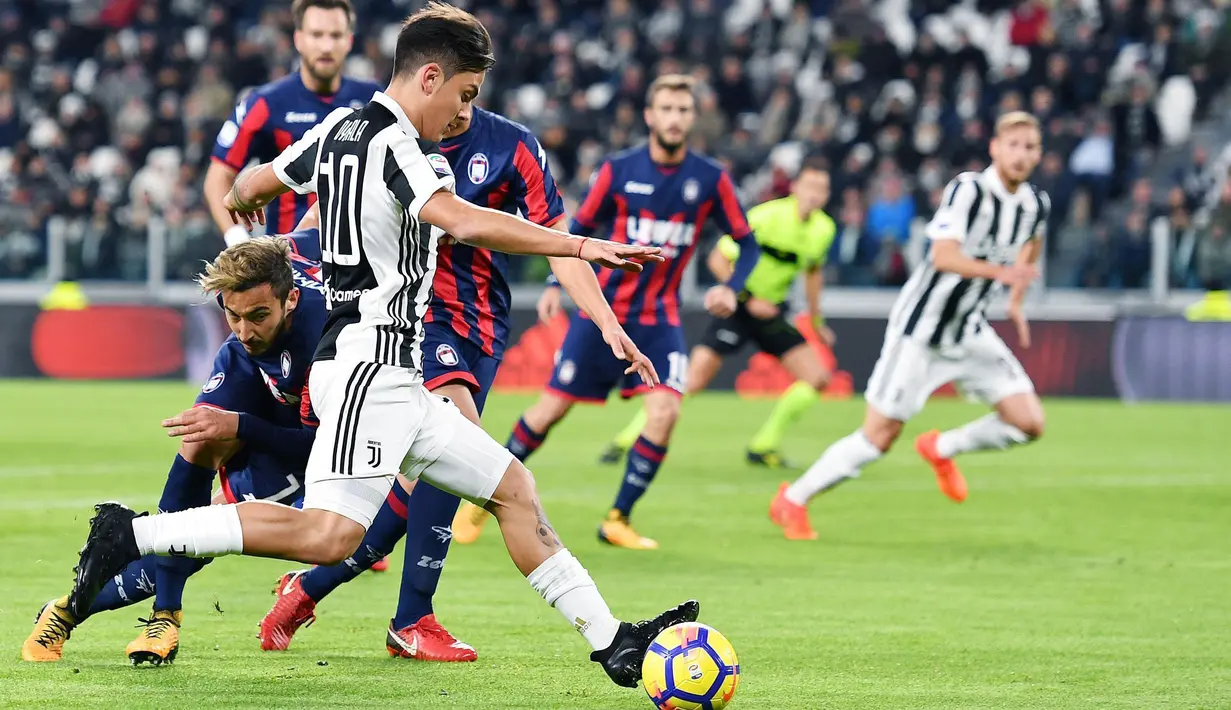 Pemain Juventus, Paulo Dybala melewati adangan pemain Crotone pada lanjutan Premier League di Allianz Stadium, Turin, Italy, (26/11/2017). Juventus menang 3-1. (Alessandro Di Marco/ANSA via AP)
