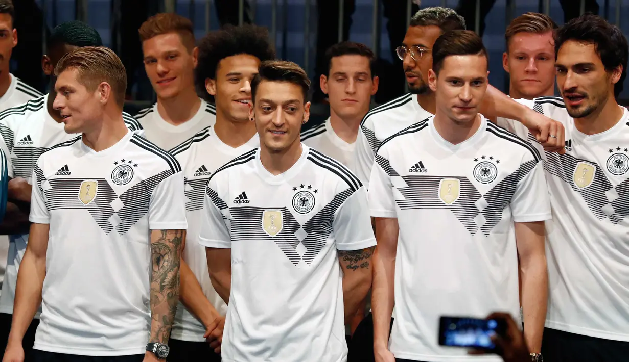 Pemain Timnas Jerman berpose memperkenalkan jersey terbaru untuk Piala Dunia 2018 di Berlin (7/11). Jersey ini terinspirasi dari kostum yang pernah dikenakan pada Piala Dunia 1990. (AFP Photo/Ganjil Andersen)