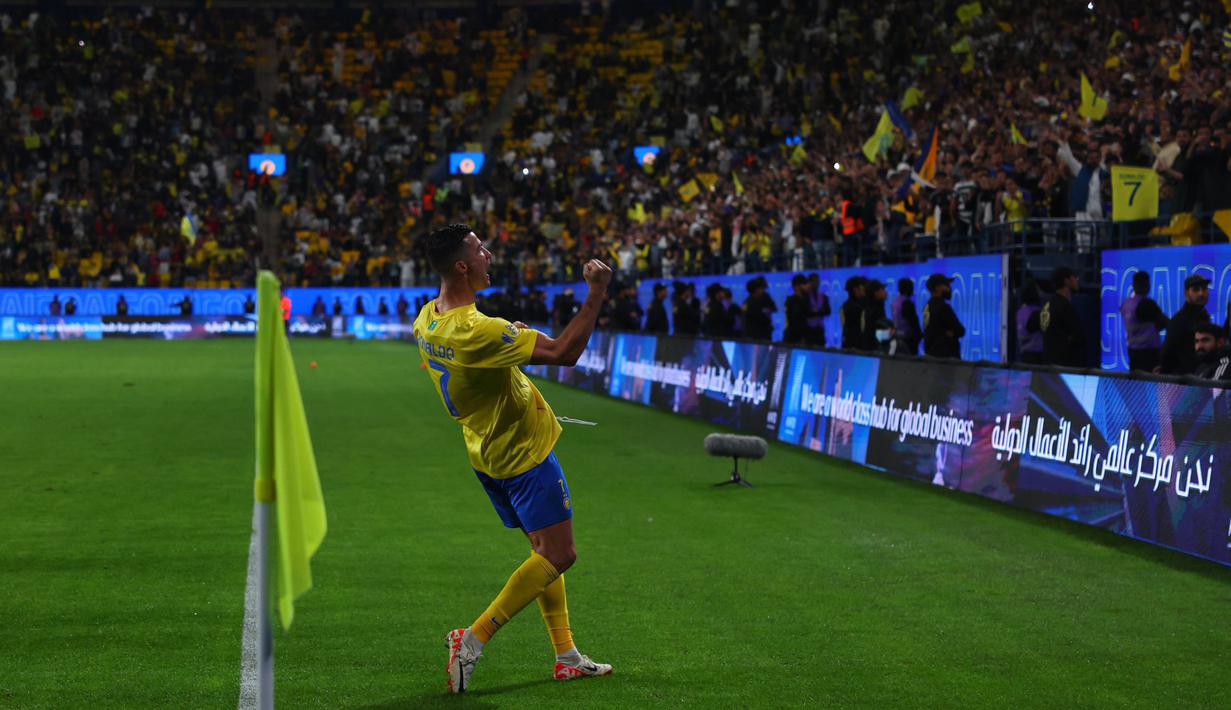 Selebrasi pemain Al Nassr, Cristiano Ronaldo, setelah mencetak gol ke gawang Al Ettifaq dalam pertandingan lanjutan Saudi Pro League 2023/2024 yang berlangsung di Al Awwal Park, Jumat (22/12/2023). (X/Al Nassr FC)