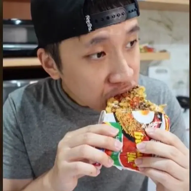 Cara Baru Makan Mi Instan Goreng, Benar-Benar Digoreng Bukan Direbus