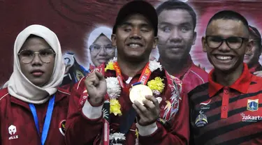 Para atlet disabilitas tunanetra yang mempunyai gelar juara cabang renang saat bertemu dengan Wali Kota Jakarta Timur di Kantor Wali Kota Jakarta Timur, Senin (10/7/2023). Salah satu atlet tunanetra Indonesia, Fajar Tri Hadi (21), berhasil meraih emas pada ajang ASEAN Para Game 2023 di Kamboja. (merdeka.com/Imam Buhori)