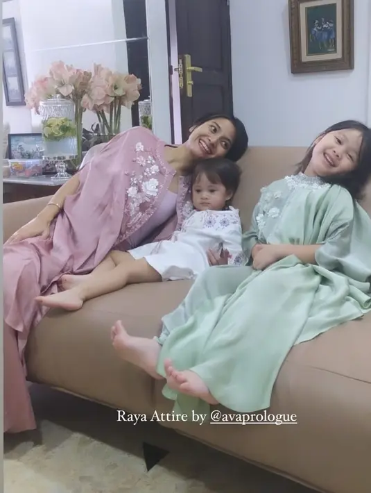 Acha dan putrinya, Bridgia tampil cantik di Hari Lebaran. Kompak ya? [Instagram @septriasaacha]