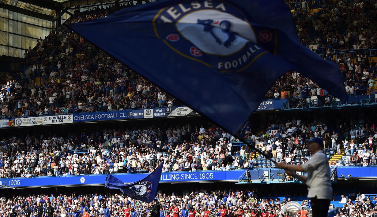 Bendera raksasa dikibarkan menyambut para pemain Chelsea dan Liverpool pada laga Premier League di Stadion Stamford Bridge, London, Minggu (6/5/2018). Chelsea menang 1-0 atas Liverpool. (AFP/Glyn Kirk)