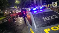 Polisi berjaga saat penyekatan jalan di kawasan Pasar Baru, Jakarta, Kamis (31/12/2020). Polda Metro Jaya menutup sejumlah ruas jalan selama Car Free Night dan Crowd Free Night pada malam Tahun Baru 2021 untuk mencegah penyebaran COVID-19. (Liputan6.com/Faizal Fanani)