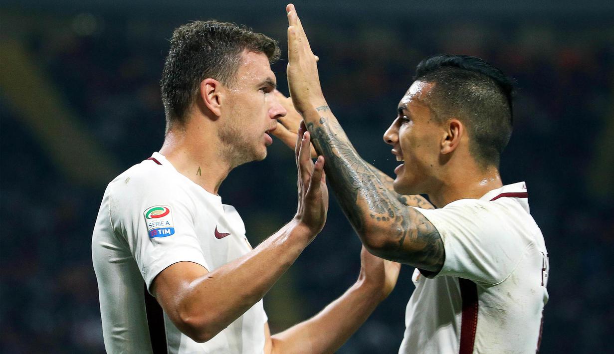 Striker AS Roma, Edin Dzeko, bersama Leandro Paredes merayakan gol yang dicetaknya ke gaawang AC Milan pada laga Serie A di Stadion San Siro, Milan, Minggu (7/5/2017). Dzeko menjadi top scorer Serie A dengan 29 gol. (EPA/Matteo Bazzi)