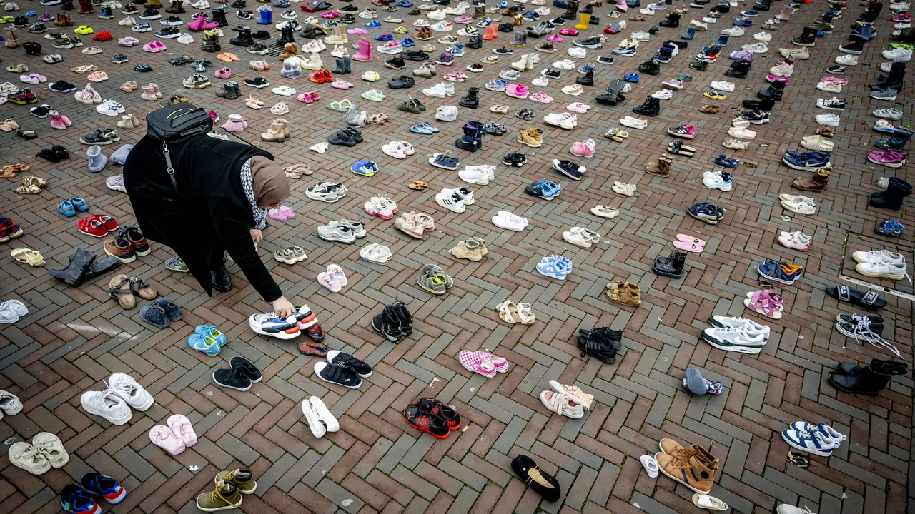 8 Ribu Pasang Sepatu Terpajang di Jalanan Rotterdam