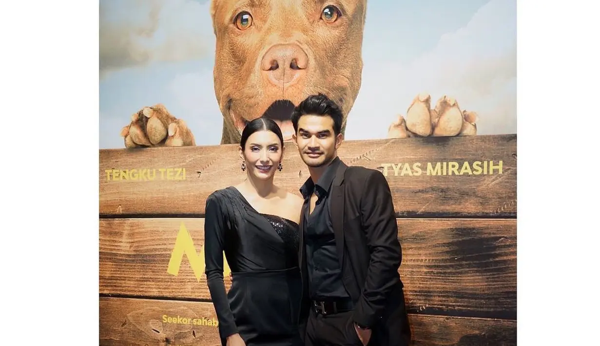 Di acara gala premier film Marley, Tyas Mirasih tampil anggun dengan gaun one off shoulder dari Renzi Lazuardi. Menggabungkan bahan sequin dan satin, gaun ini nampak begitu glamor di tubuh Tyas Mirasih. (instagram/tyasmirasih)