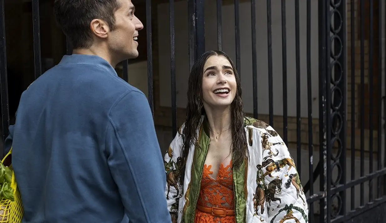 Momen diguyur hujan bersama Gabriel nyatanya tak membuat Emily sanggup untuk mengorbankan persahabatan demi cinta. (Foto: Netflix)