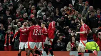 Pemain Manchester United (MU) merayakan gol yang dicetak Bruno Fernandes dalam kemenangan atas Real Sociedad di leg kedua 16 besar Liga Europa 2024/2025 di Old Trafford, Jumat (14/3/2025) dini hari WIB. MU menang 4-1 dan lolos ke perempat final dengan kemenangan agregat 5-2. (Darren Staples / AFP)