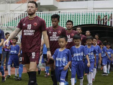 Sejumlah anak-anak dari suporter PSM Makassar menjadi pendamping saat laga Piala AFC melawan Home United di Stadion Pakansari, Bogor, Selasa (30/4). Kesempatan ini diberikan oleh Allianz sebagai salah satu sponsor. (Bola.com/Yoppy Renato)