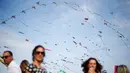 Sejumlah layang-layang menghiasi langit selama Festival Layang-layang Internasional Dieppe ke-20 di Dieppe, Prancis barat laut, Minggu (9/9). Acara yang diadakan hingga 16 September ini mengumpulkan ribuan orang dari 34 negara. (AFP/CHARLY TRIBALLEAU)
