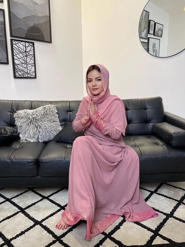 Demo Pakai Bikini, Ini 7 Potret Dinar Candy Pakai Hijab yang Bersahaja