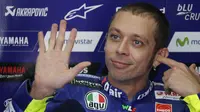 Pebalap Movistar Yamaha, Valentino Rossi, melambaikan tangan saat sesi latihan kedua jelang GP Malaysia di Sirkuit Sepang, Jumat (27/10/2017). Pada sesi ini pebalap Italia itu berada pada posisi keenam dengan waktu 13,071 detik. (AFP/Vincent Thian)