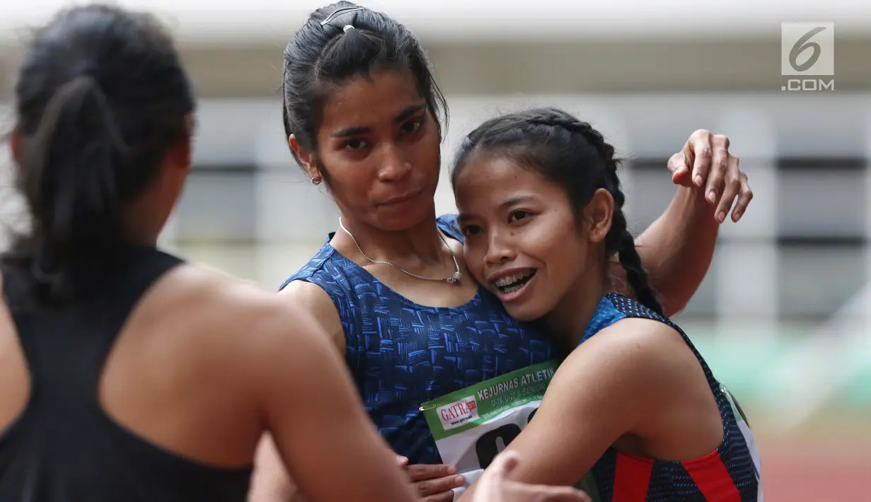 Atlet asal Maluku, Alvin Tehupeiory (tengah) usai menyelesaikan lomba lari 200 meter putri senior Kejurnas Atletik U18, U20 dan Senior 2019 di Stadion Pakansari, Bogor, Minggu (4/8/2019). Alvin Tehupeiory meraih posisi pertama dengan catatan waktu 23,76 detik. (Liputan6.com/Helmi Fithriansyah)