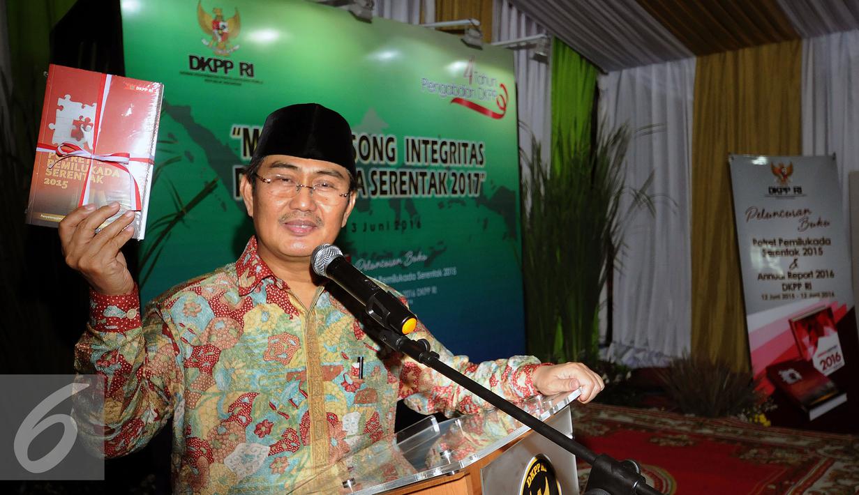 Ketua DKPP, Jimly Asshiddiqie menunjukkan dua buah buku yang diluncurkan pada perayaan empat tahun DKPP di Jakarta, Senin (13/6/2016). DKPP meluncurkan buku yang merekam jejak Pemilukada Serentak pada 2015 lalu. (Liputan6.com/Helmi Fithriansyah)