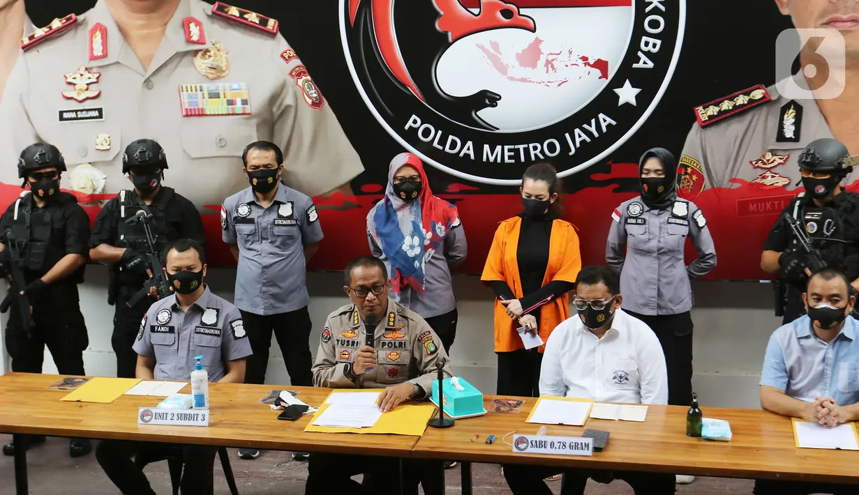 Kabid Humas Polda Metro Jaya Kombes Pol Yusri Yunus (kedua kiri) saat rilis kasus narkotika Reza Artamevia, Polda Metro Jaya, Jakarta, MInggu (6/9/2020). Ditresnarkoba Polda Metro Jaya menangkap Reza Artamevia dengan barang bukti narkotika jenis sabu seberat 0,78 gram. (Liputan6.com/Herman Zakharia)