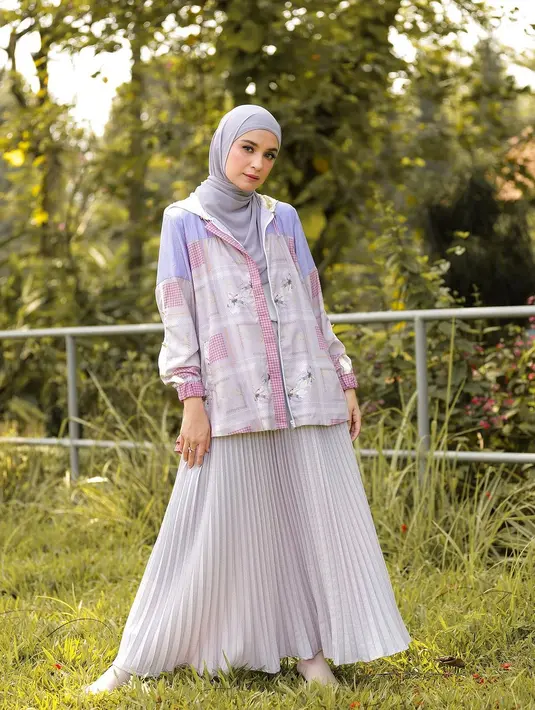 Stylish dengan padu padan baju serba lilac seperti Shireen Sungkar ini. [IG/shireensungkar].
