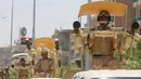 Pasukan Irak berada di atas mobil saat mengikuti parade militer di Baghdad, Irak (12/7). Mulai dari tank, roket, meriam hingga peralatan tempur unggulan lainnya dipamerkan selama parade militer tersebut. (REUTERS/Khalid al Mousily)