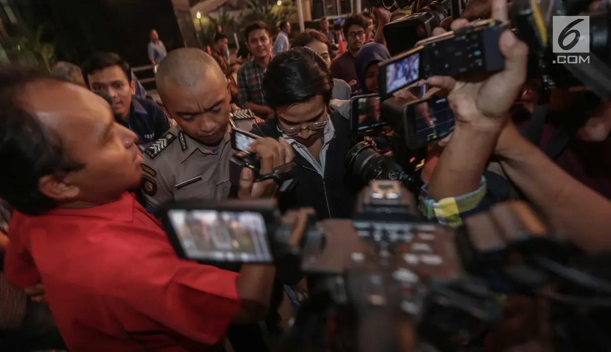 Putra Setya Novanto, Rheza Herwindo saat ditanya awak media usai menjalani pemeriksaan di gedung KPK, Jakarta, Jum'at (22/12). Proyek e-KTP tersebut merugikan keuangan negara Rp 2,3 triliun. (Liputan6.com/Faizal Fanani)