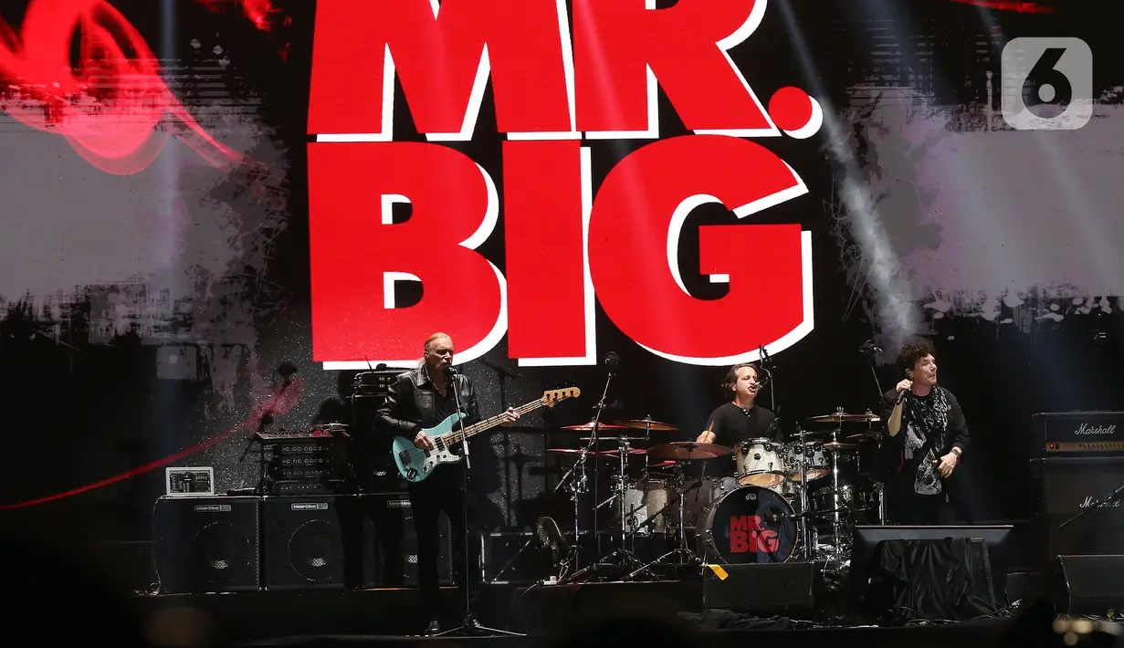 Mr. Big berhasil membayar lunas kerinduan ribuan penggemar kala beraksi pada The 90's Festival 2023. (Liputan6.com/Johan Tallo)