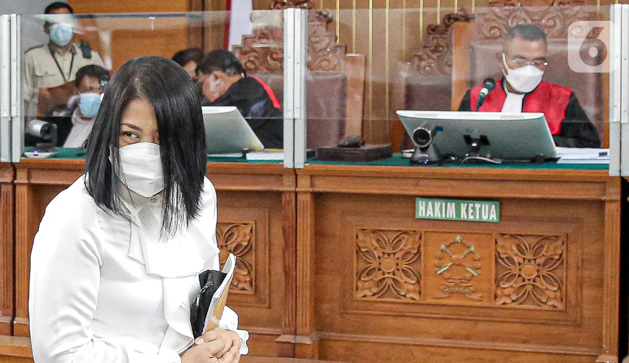 Terdakwa kasus pembunuhan Brigadir Yosua Hutabarat atau Brigadir J, Putri Candrawathi tiba untuk menjalani sidang lanjutan di Pengadilan Negeri Jakarta Selatan, Jakarta, Rabu (26/10/2022). Sidang itu beragenda mendengarkan pembacaan putusan sela. (Liputan6.com/Faizal Fanani)