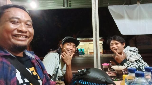 Manajer Persik Kediri, Beny Kurniawan, dan suporter Persik Kediri