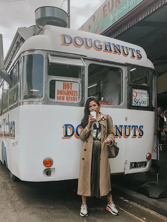 Coat Panjang berwarna coklat yang dipadukan dengan rok berwarna gelap membuat penampilan Mila sedikit lebih feminim. (Liputan6.com/IG/@jscmila)