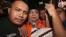 KPK secara resmi mengumumkan penetapan dua tersangka dalam perkara ini pada Jumat 9 Januari 2026, yakni Yaqut Cholil Qoumas dan Ishfah Abidal Aziz alias Gus Alex. Yaqut Cholil Qoumas melakukan perlawanan hukum dengan mengajukan permohonan praperadilan. Tampak dalam foto, mantan Menteri Agama, Yaqut Cholil Qoumas, saat dibawa menuju mobil tahanan di Gedung Merah Putih Komisi Pemberantasan Korupsi (KPK), Jakarta, Kamis (12/3/2026). (Liputan6.com/Helmi Fithriansyah)