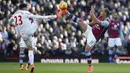 Striker Aston Villa, Gabriel Agbonlahor, berebut bola dengan pemain Liverpool, Emre Can. The Reds munguasai jalannya pertandingan dengan penguasaan bola 61 persen. (Reuters/Phil Noble)