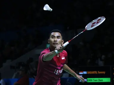 Tunggal putra Indonesia, Tommy Sugiarto mengembalikan kok ke pebulu tangkis China Taipei, Chou Tien Chen pada 16 besar Indonesia Open 2018 di Istora GBK, Jakarta, Kamis (5/7). Tommy unggul 21-13, 14-21, 21-18. (Liputan6.com/Helmi Fithriansyah)
