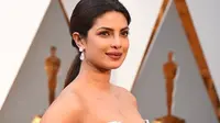 Penampilan Priyanka Chopra di Oscar 2016 (Source: Twitter)