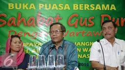 Mahfud MD (tengah) memberikan kepada wartawan saat Buka Puasa Sahabat Gus Dur, Jakarta, Rabu (22/6). Mahfud menjelaskan bahwa Gus Dur merupakan sosok yang tepat untuk memiliki gelar Pahlawan Nasional.(Liputan6.com/Faizal Fanani)