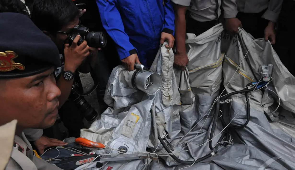 Serpihan yang diduga milik pesawat AirAsia QZ8501 berupa tangga darurat berwarna perak yang telah kempis, Pangkalan Bun, Kalteng, Kamis (1/1/2015). (Liputan6.com/Herman Zakharia)