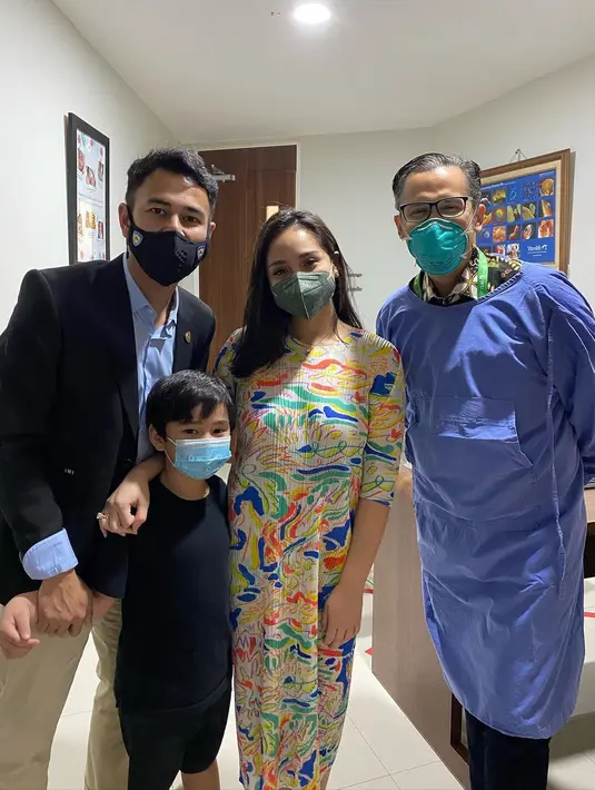 "Look at this, oh my God, hamil lagi. Ini benaran nggak sih?," ujar Gigi sambil menangis menahan haru.  (Instagram/raffinagita1717)