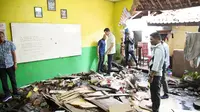 Wakil Bupati Bandung, Ali Syakieb meninjau lokasi terdampak banjir di Margaasih, Kabupaten Bandung. (Dok. Pemkab Bandung)
