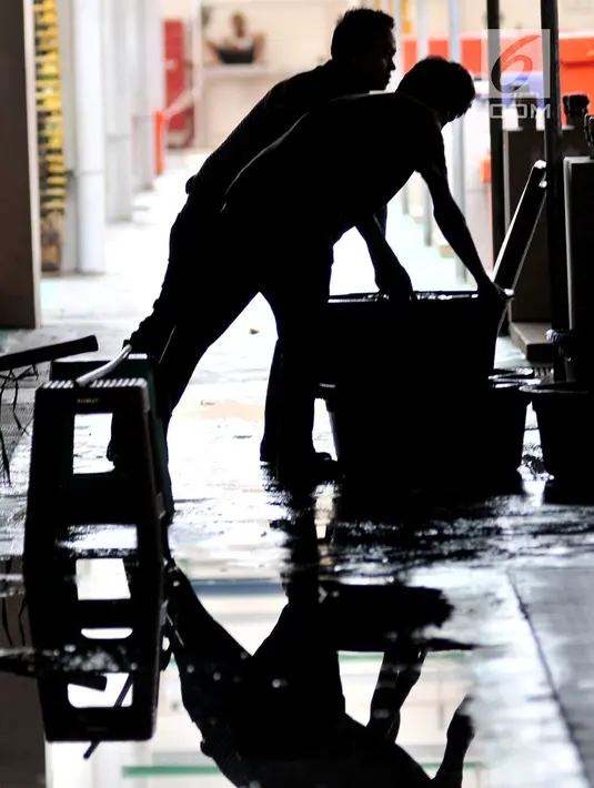 Pedagang memindahkan ikan di Pasar Ikan Modern (PIM) Muara Baru, Jakarta, Kamis (21/2). PIM Muara Baru diharapkan dapat mendorong kemajuan industri perikanan dalam negeri. (Merdeka.com/Iqbal Nugroho)